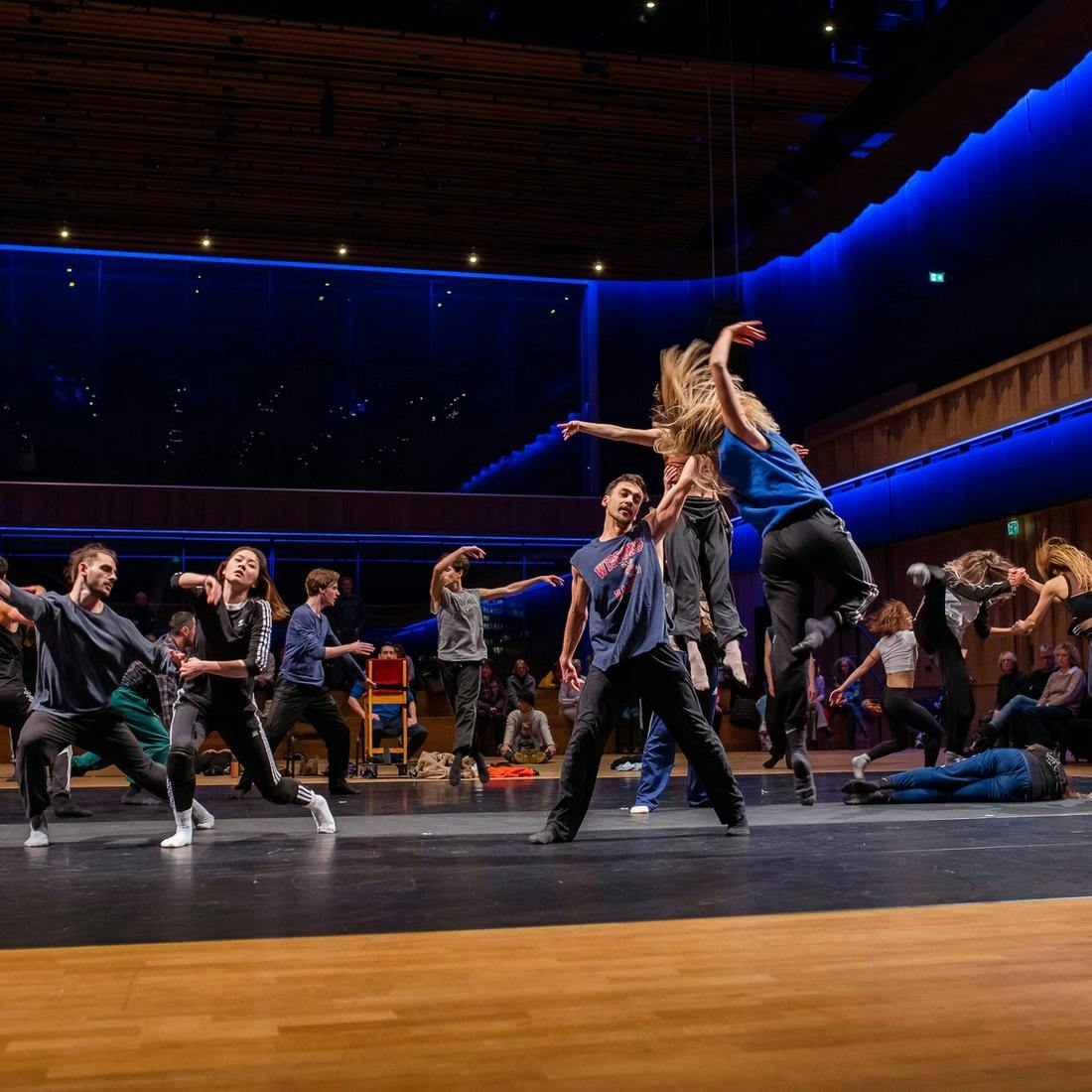 Dansers op een podium.